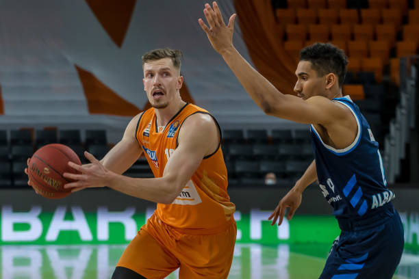 三重打击下 三重打击下